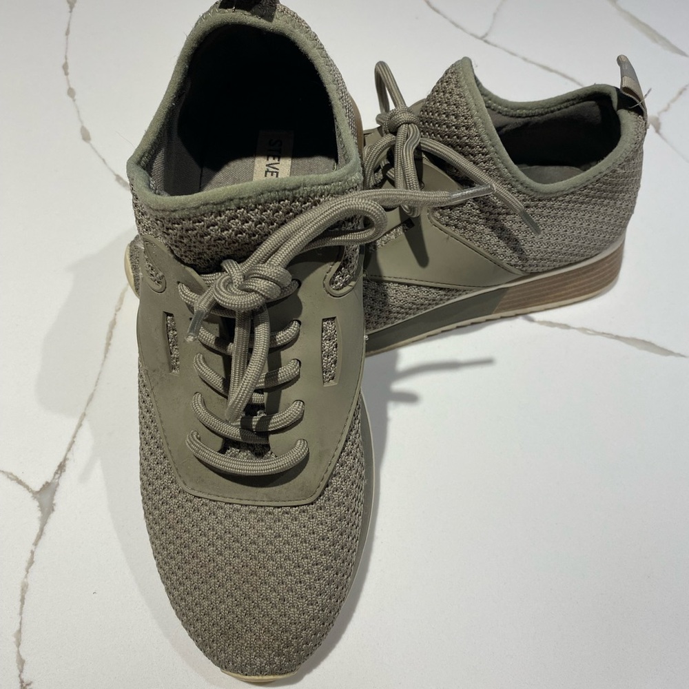 Steve Madden Olive sneaker Women's size 9